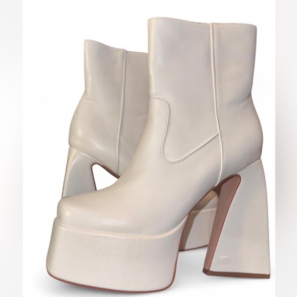 n/a Shoes - Chic Cream Platform Heeled Boots